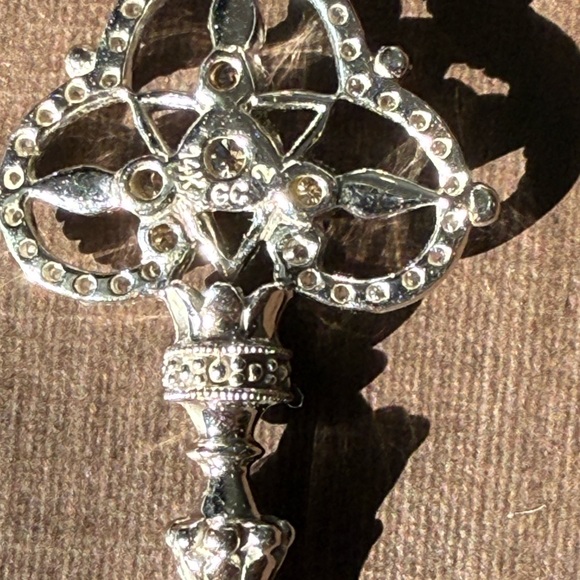 Elegant 14k White Gold Diamond Key Pendant Necklace - Picture 4 of 9